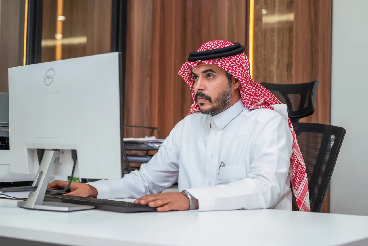 من فريق العمل في مكاتب الشركة