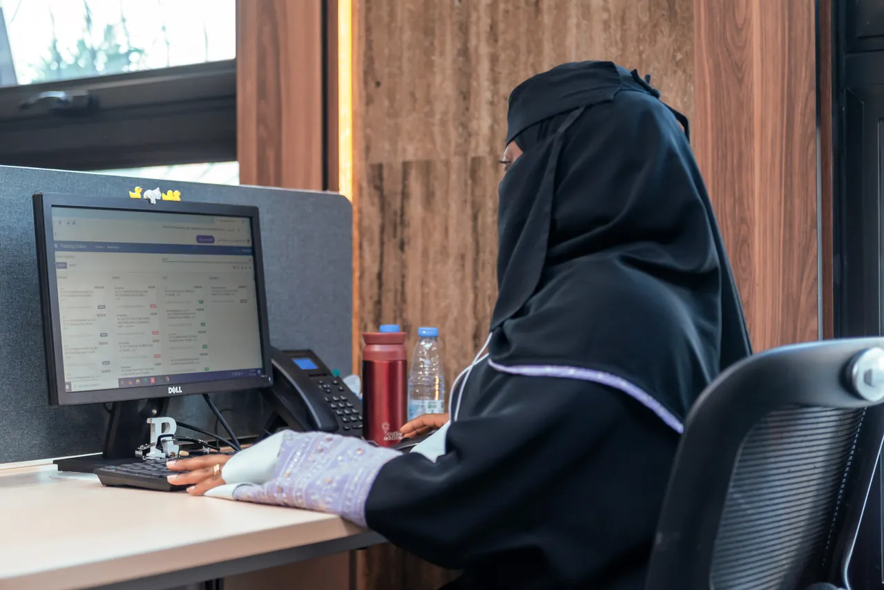 من فريق العمل في مكاتب الشركة